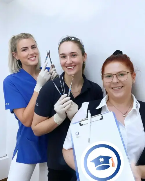 Gruppenfoto drei ausgelernter Azubis in Zahnarztpraxis Berlin