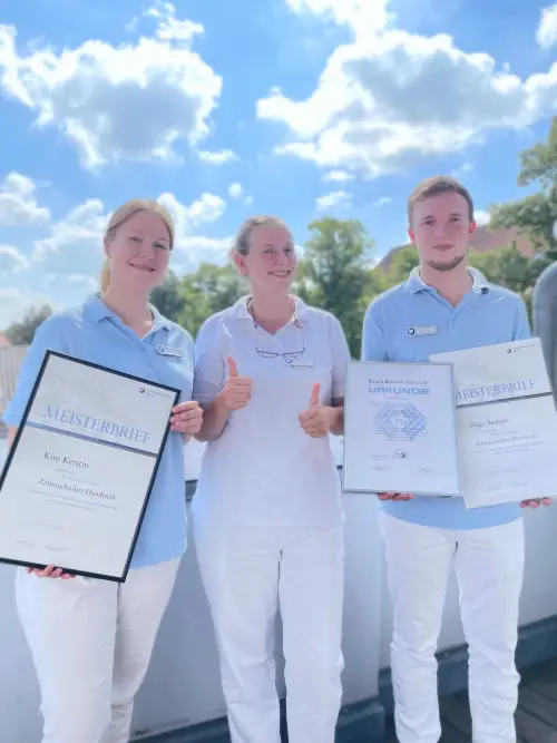 Zahntechnikermeister präsentieren ihre Meisterbriefe in Zahnarztpraxis Berlin